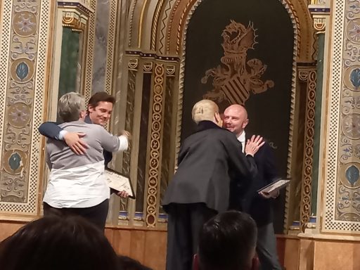 recibiendo el reconocimiento recibiendo el reconocimiento