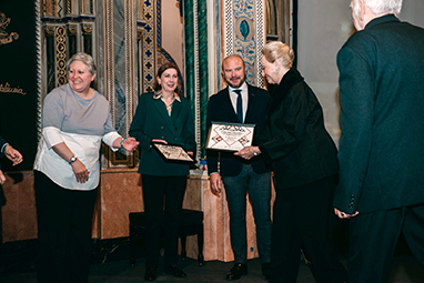 recibiendo el reconocimiento recibiendo el reconocimiento