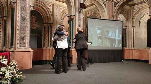 recibiendo el reconocimiento recibiendo el reconocimiento